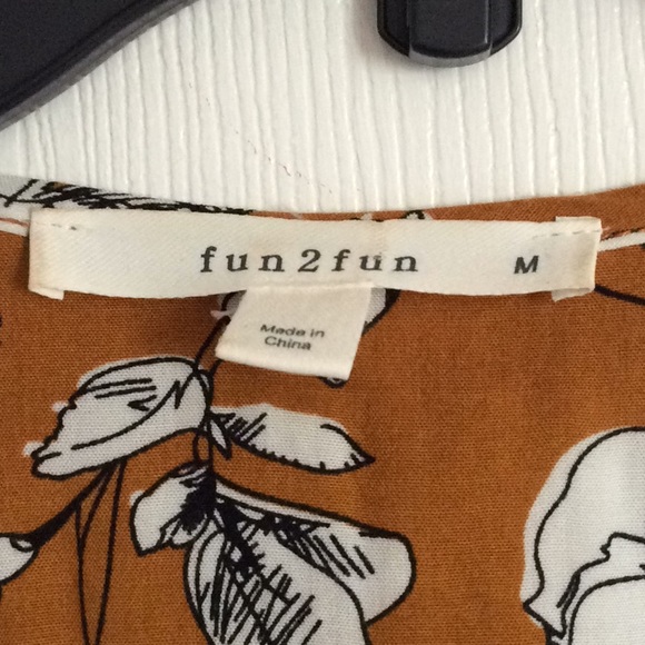 fun2fun V-Neck Floral Blouse in Size M - Picture 4 of 8